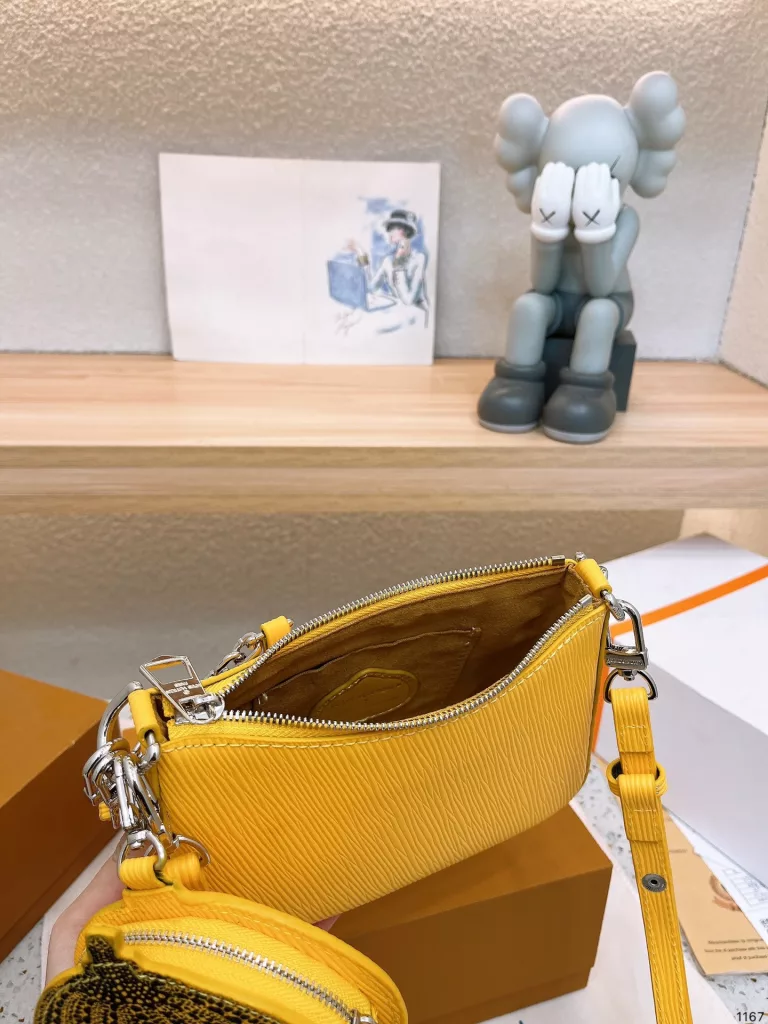 LV crossbody bag<br>(Yayoi Kusama series)<br>Texture bursting beauty<br>The upper body is really too much texture!<br>Daily shopping is not too sunny