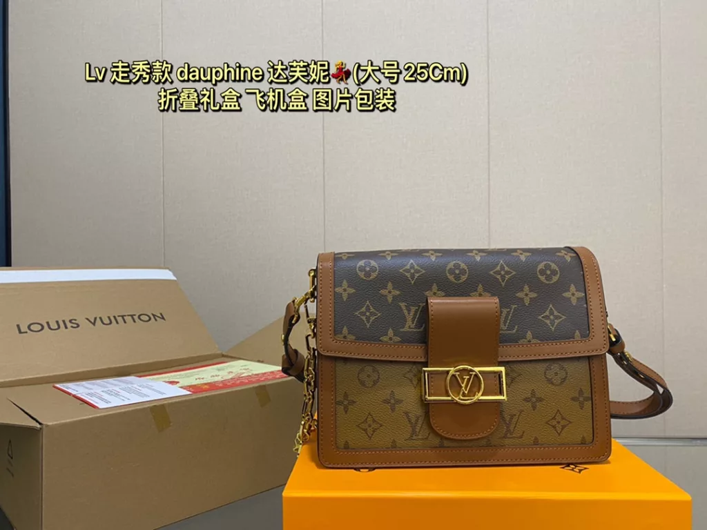 Lv Daphne NEW LVDauphine bag type of LVLogo has been getting bigger<br>The history of the three generations of LV Daphne bags