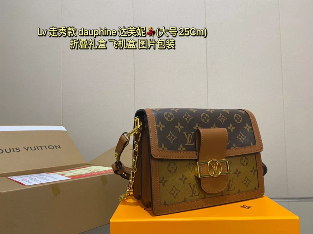 Lv Daphne NEW LVDauphine bag type of LVLogo has been getting bigger<br>The history of the three generations of LV Daphne bags