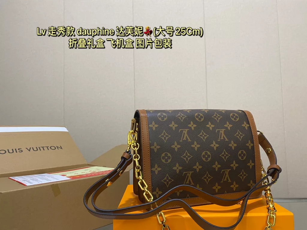 Lv Daphne NEW LVDauphine bag type of LVLogo has been getting bigger<br>The history of the three generations of LV Daphne bags