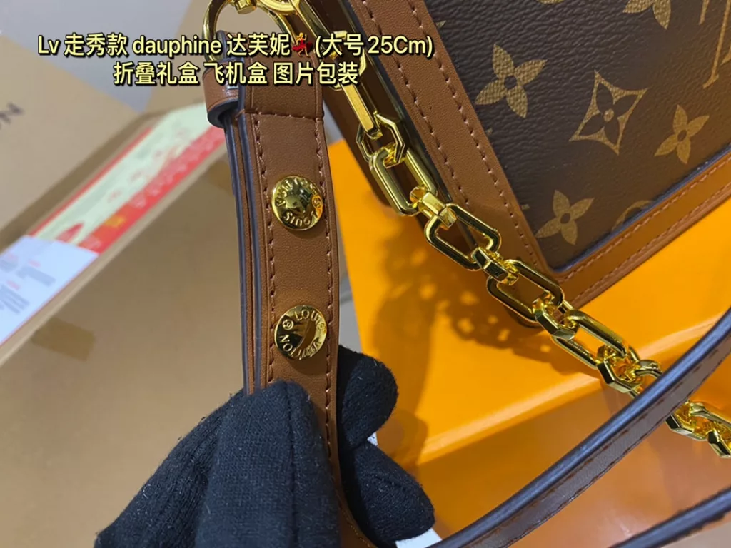 Lv Daphne NEW LVDauphine bag type of LVLogo has been getting bigger<br>The history of the three generations of LV Daphne bags