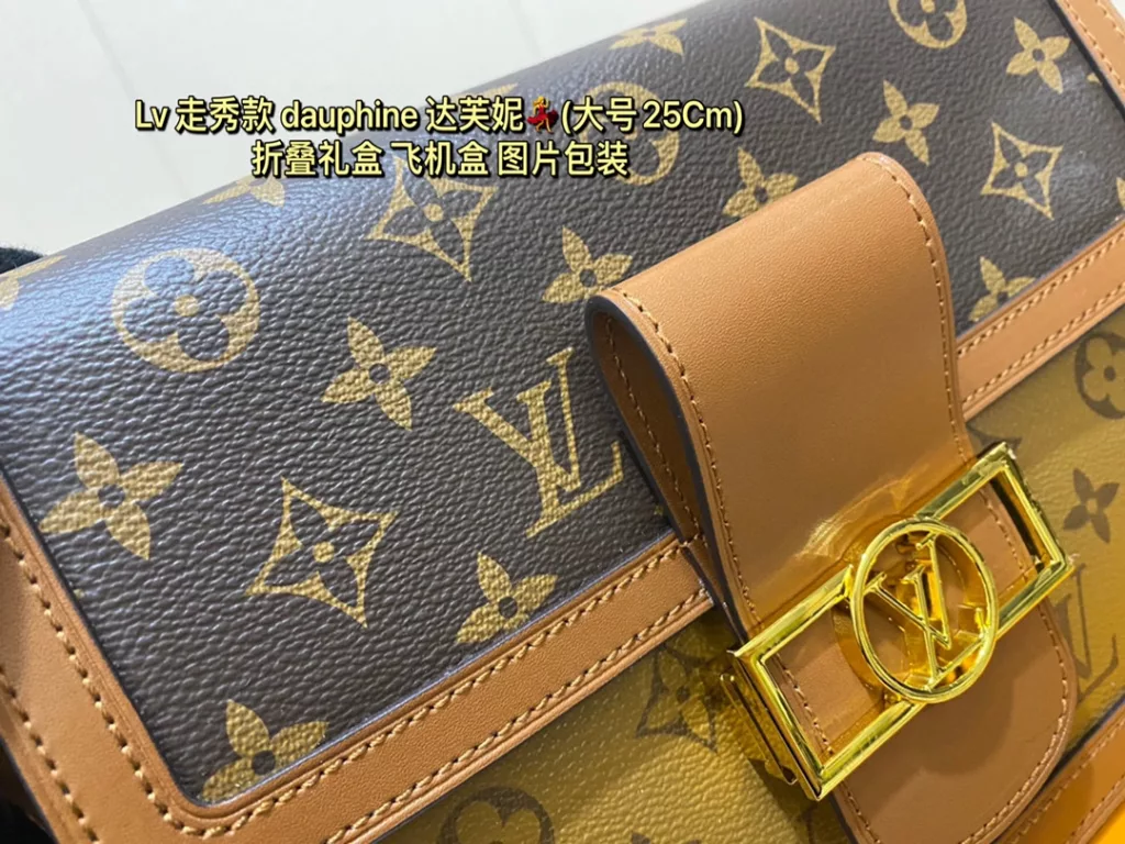 Lv Daphne NEW LVDauphine bag type of LVLogo has been getting bigger<br>The history of the three generations of LV Daphne bags