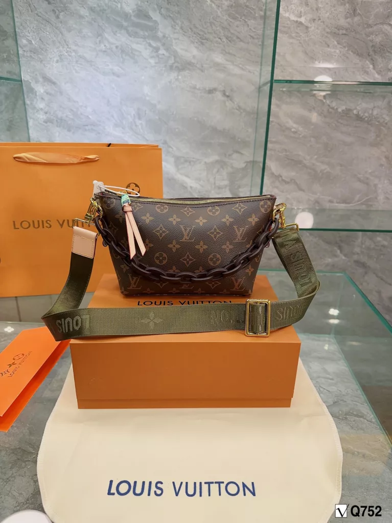 LV/Louis Vuitton ❤<br>Classic old flowers in the ancient half-moon bag<br>High quality cowhide with original pvc fine workmanship<br>Very 🉑 love so it will not deform 🍃<br>really great looking and very durable<br>Can be crossbody can be clutch heavy work wide shoulder strap 💃<br>Size: bottom 23 - mouth 31 - 18