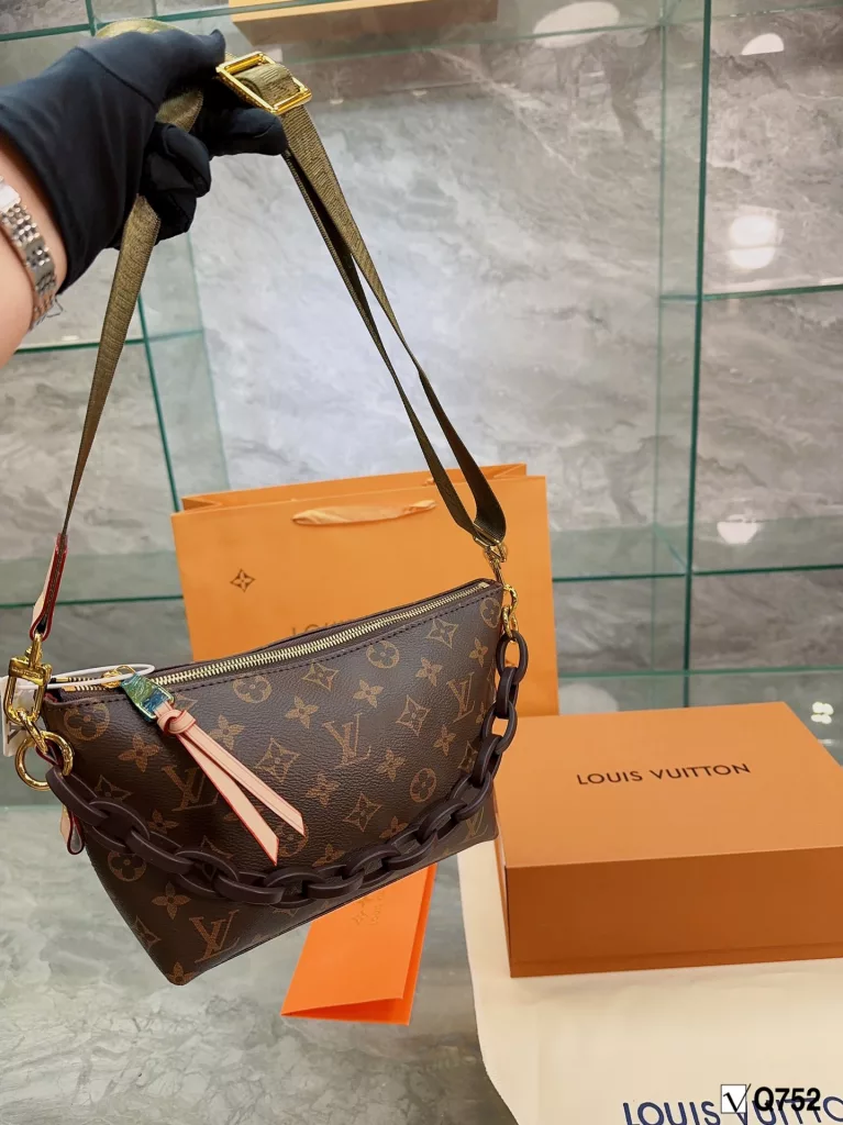 LV/Louis Vuitton ❤<br>Classic old flowers in the ancient half-moon bag<br>High quality cowhide with original pvc fine workmanship<br>Very 🉑 love so it will not deform 🍃<br>really great looking and very durable<br>Can be crossbody can be clutch heavy work wide shoulder strap 💃<br>Size: bottom 23 - mouth 31 - 18