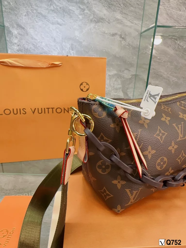 LV/Louis Vuitton ❤<br>Classic old flowers in the ancient half-moon bag<br>High quality cowhide with original pvc fine workmanship<br>Very 🉑 love so it will not deform 🍃<br>really great looking and very durable<br>Can be crossbody can be clutch heavy work wide shoulder strap 💃<br>Size: bottom 23 - mouth 31 - 18