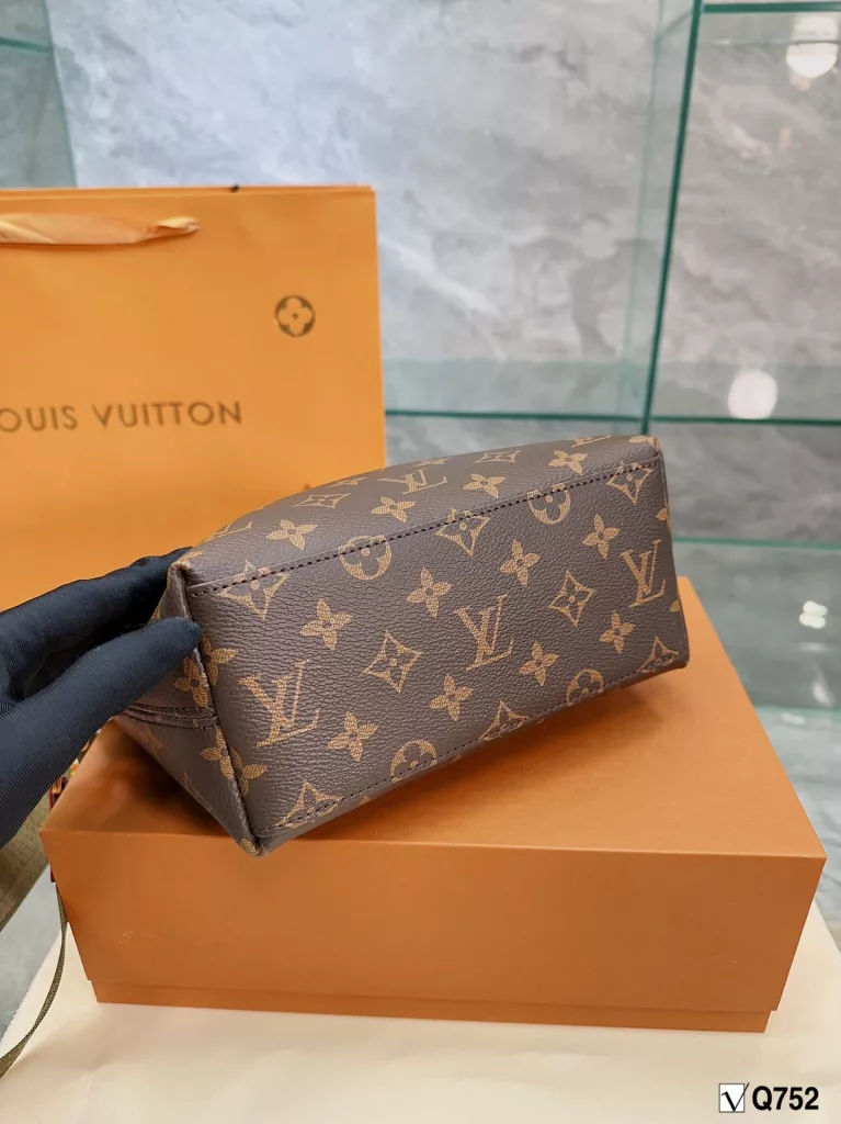 LV/Louis Vuitton ❤<br>Classic old flowers in the ancient half-moon bag<br>High quality cowhide with original pvc fine workmanship<br>Very 🉑 love so it will not deform 🍃<br>really great looking and very durable<br>Can be crossbody can be clutch heavy work wide shoulder strap 💃<br>Size: bottom 23 - mouth 31 - 18