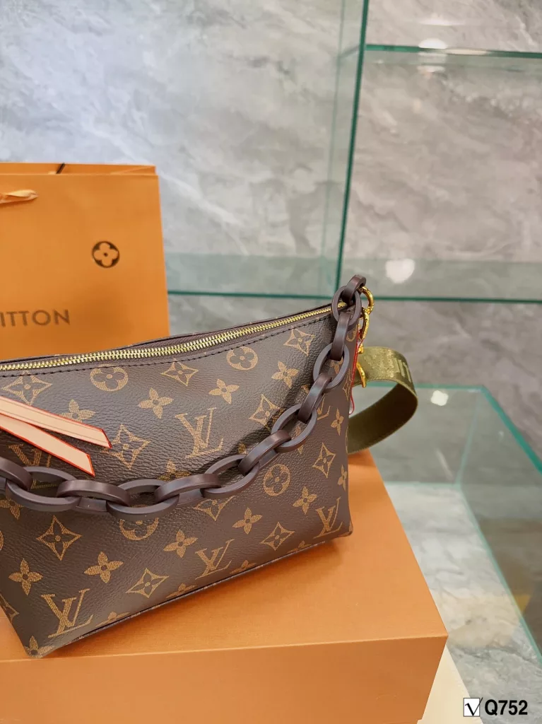 LV/Louis Vuitton ❤<br>Classic old flowers in the ancient half-moon bag<br>High quality cowhide with original pvc fine workmanship<br>Very 🉑 love so it will not deform 🍃<br>really great looking and very durable<br>Can be crossbody can be clutch heavy work wide shoulder strap 💃<br>Size: bottom 23 - mouth 31 - 18