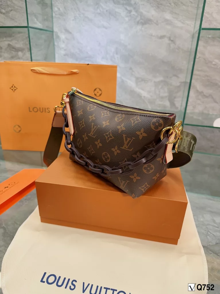 LV/Louis Vuitton ❤<br>Classic old flowers in the ancient half-moon bag<br>High quality cowhide with original pvc fine workmanship<br>Very 🉑 love so it will not deform 🍃<br>really great looking and very durable<br>Can be crossbody can be clutch heavy work wide shoulder strap 💃<br>Size: bottom 23 - mouth 31 - 18