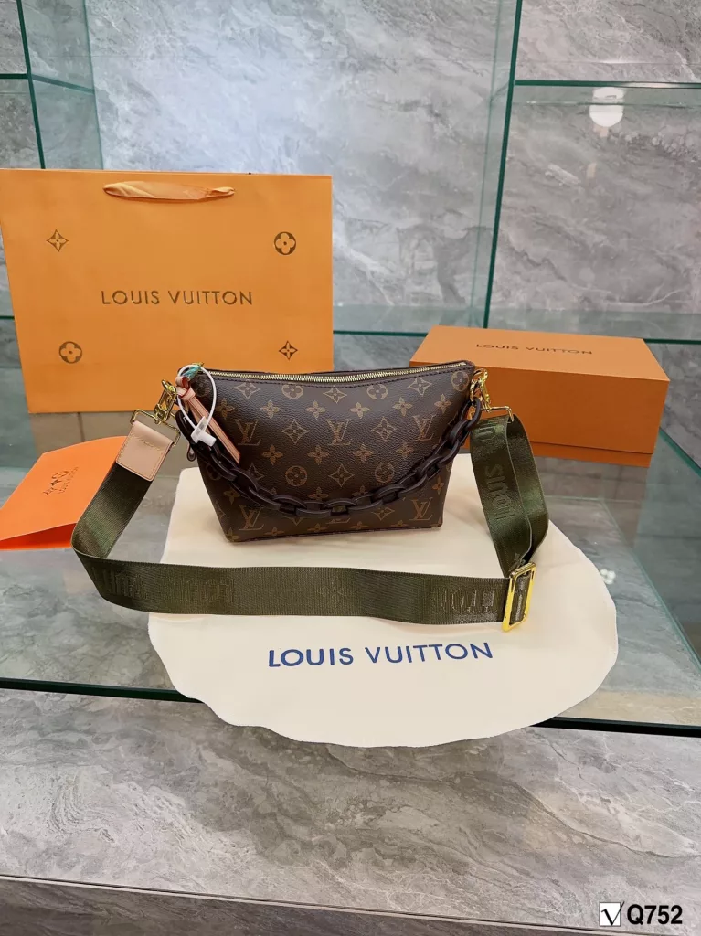 LV/Louis Vuitton ❤<br>Classic old flowers in the ancient half-moon bag<br>High quality cowhide with original pvc fine workmanship<br>Very 🉑 love so it will not deform 🍃<br>really great looking and very durable<br>Can be crossbody can be clutch heavy work wide shoulder strap 💃<br>Size: bottom 23 - mouth 31 - 18