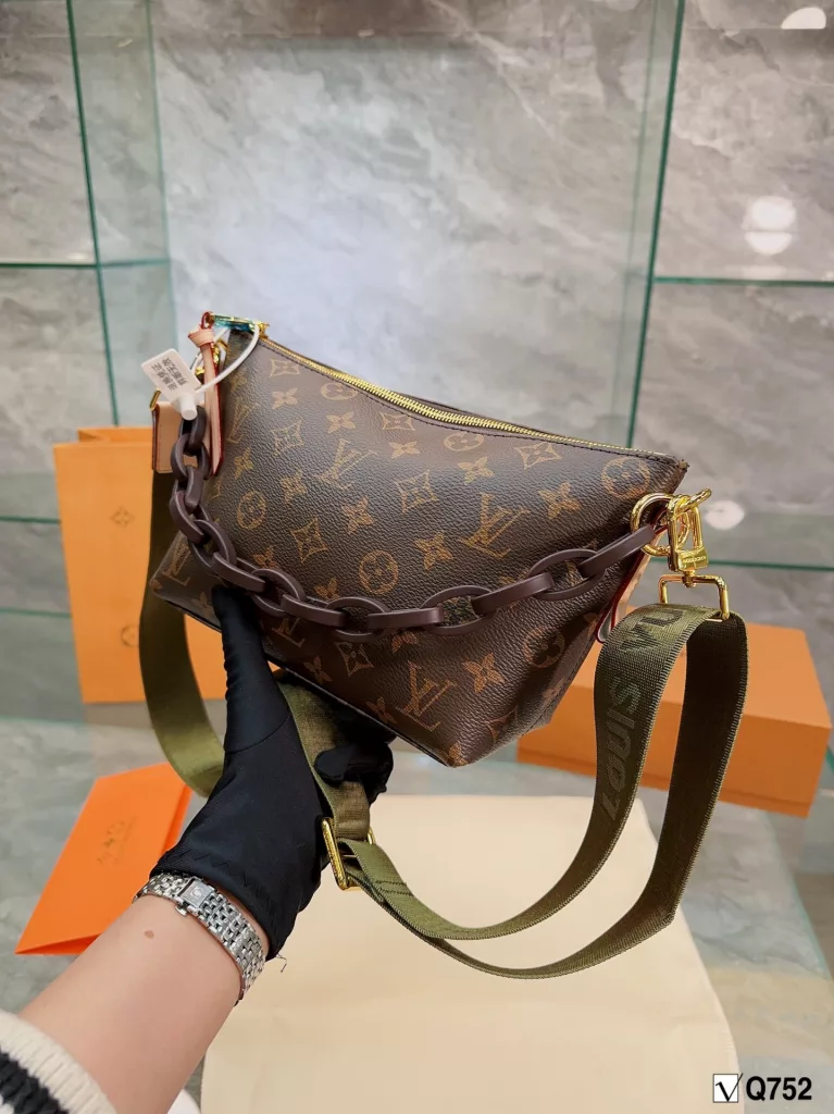 LV/Louis Vuitton ❤<br>Classic old flowers in the ancient half-moon bag<br>High quality cowhide with original pvc fine workmanship<br>Very 🉑 love so it will not deform 🍃<br>really great looking and very durable<br>Can be crossbody can be clutch heavy work wide shoulder strap 💃<br>Size: bottom 23 - mouth 31 - 18