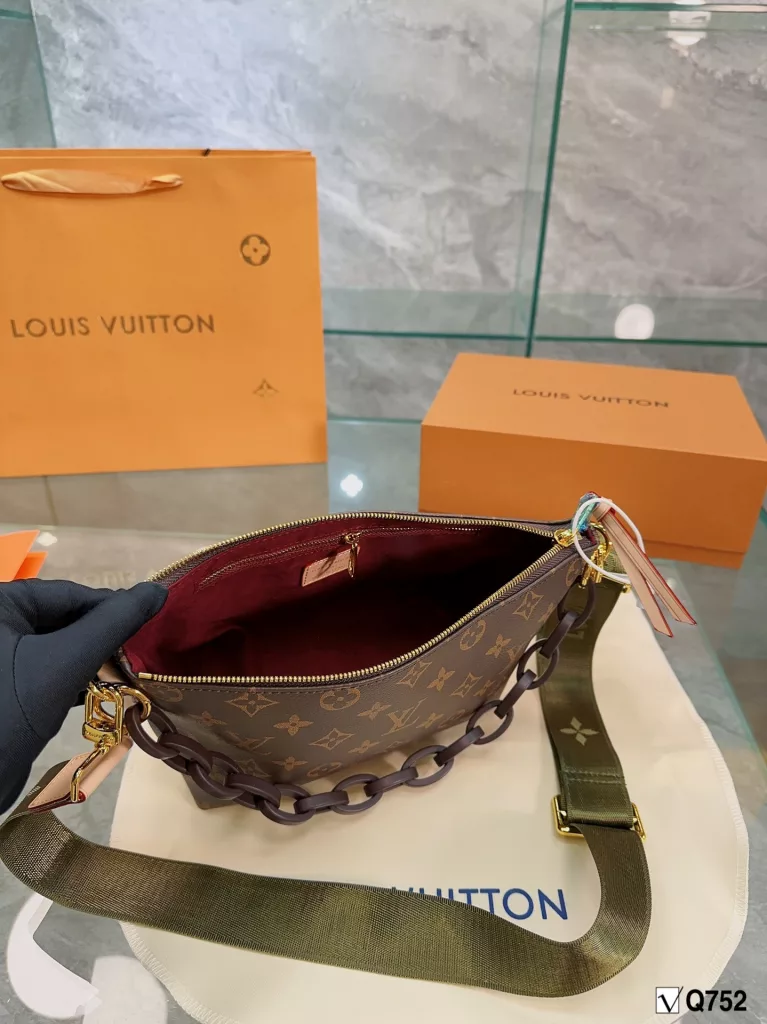 LV/Louis Vuitton ❤<br>Classic old flowers in the ancient half-moon bag<br>High quality cowhide with original pvc fine workmanship<br>Very 🉑 love so it will not deform 🍃<br>really great looking and very durable<br>Can be crossbody can be clutch heavy work wide shoulder strap 💃<br>Size: bottom 23 - mouth 31 - 18