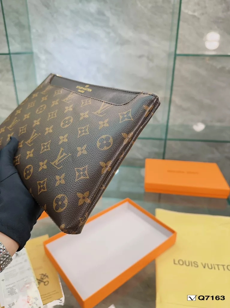 Lv Clutch Collection Clutch Bag The Pochette To-Go Clutch is a trendy alternative to traditional handbags and briefcases. Plenty of room for your phone and personal needs with a removable wrist strap. Size: 28 19