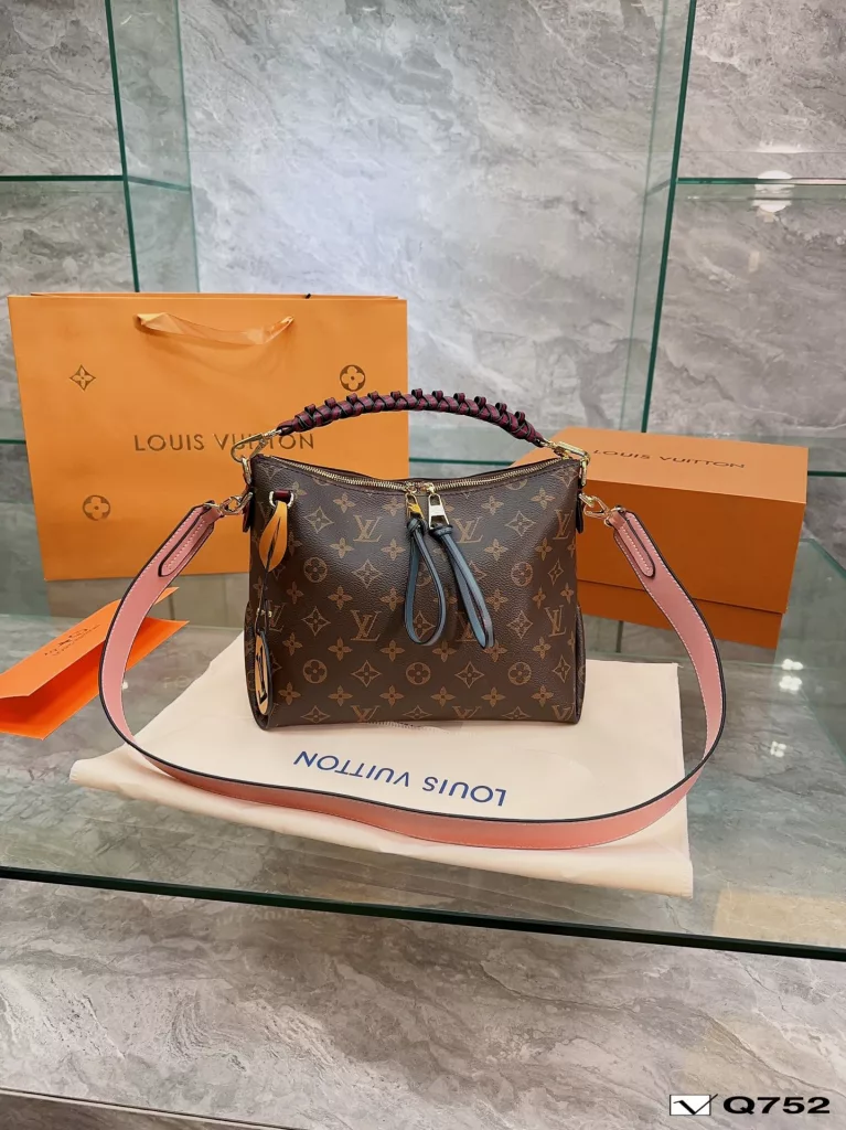 LV woven handbag shopping bag<br>Bohemian bag space need not say more<br>With casual fashion can be fashionable atmosphere of a<br>Suitable for tall girls. Size 26 22cm