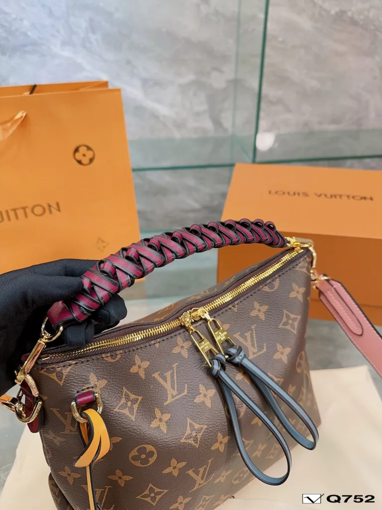 LV woven handbag shopping bag<br>Bohemian bag space need not say more<br>With casual fashion can be fashionable atmosphere of a<br>Suitable for tall girls. Size 26 22cm