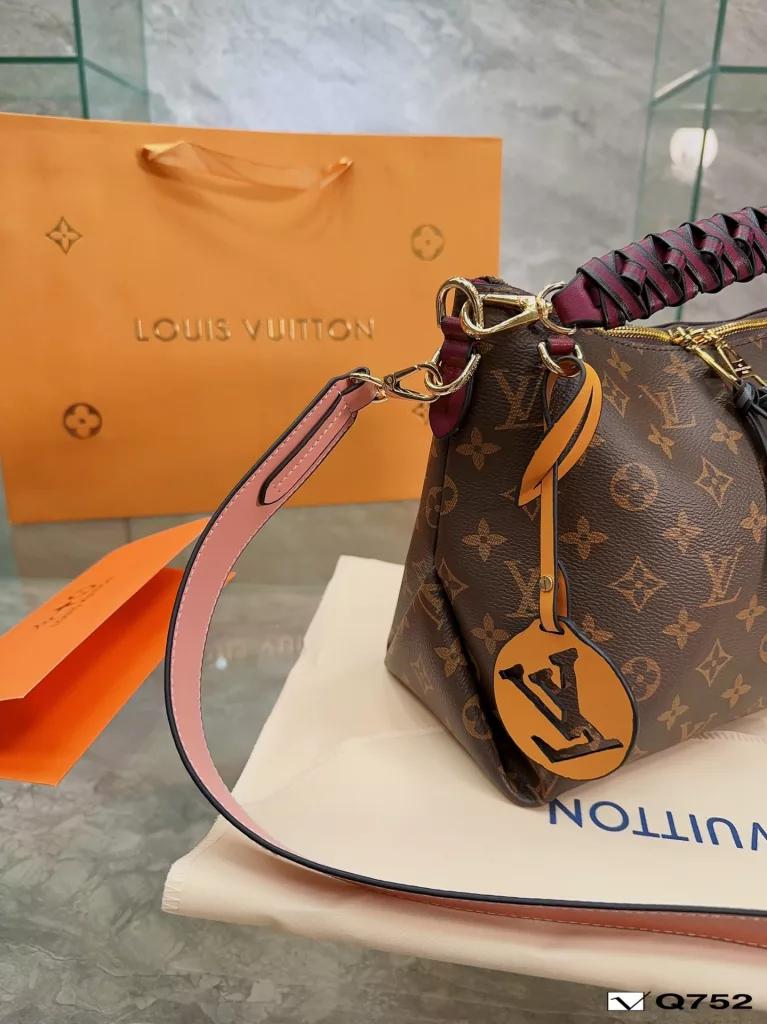 LV woven handbag shopping bag<br>Bohemian bag space need not say more<br>With casual fashion can be fashionable atmosphere of a<br>Suitable for tall girls. Size 26 22cm