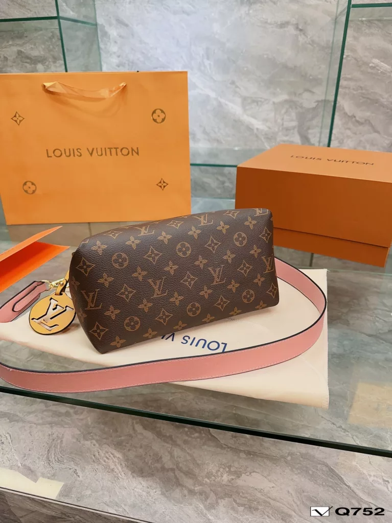 LV woven handbag shopping bag<br>Bohemian bag space need not say more<br>With casual fashion can be fashionable atmosphere of a<br>Suitable for tall girls. Size 26 22cm