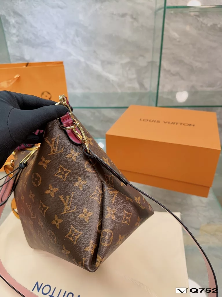 LV woven handbag shopping bag<br>Bohemian bag space need not say more<br>With casual fashion can be fashionable atmosphere of a<br>Suitable for tall girls. Size 26 22cm