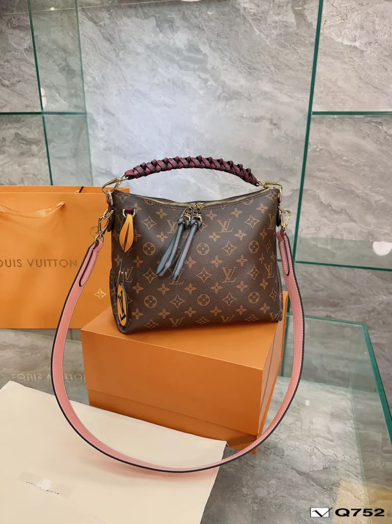 LV woven handbag shopping bag<br>Bohemian bag space need not say more<br>With casual fashion can be fashionable atmosphere of a<br>Suitable for tall girls. Size 26 22cm