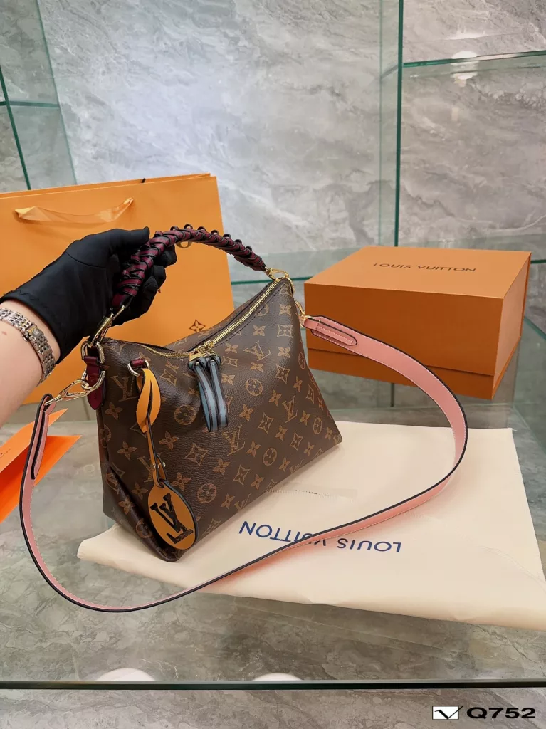 LV woven handbag shopping bag<br>Bohemian bag space need not say more<br>With casual fashion can be fashionable atmosphere of a<br>Suitable for tall girls. Size 26 22cm