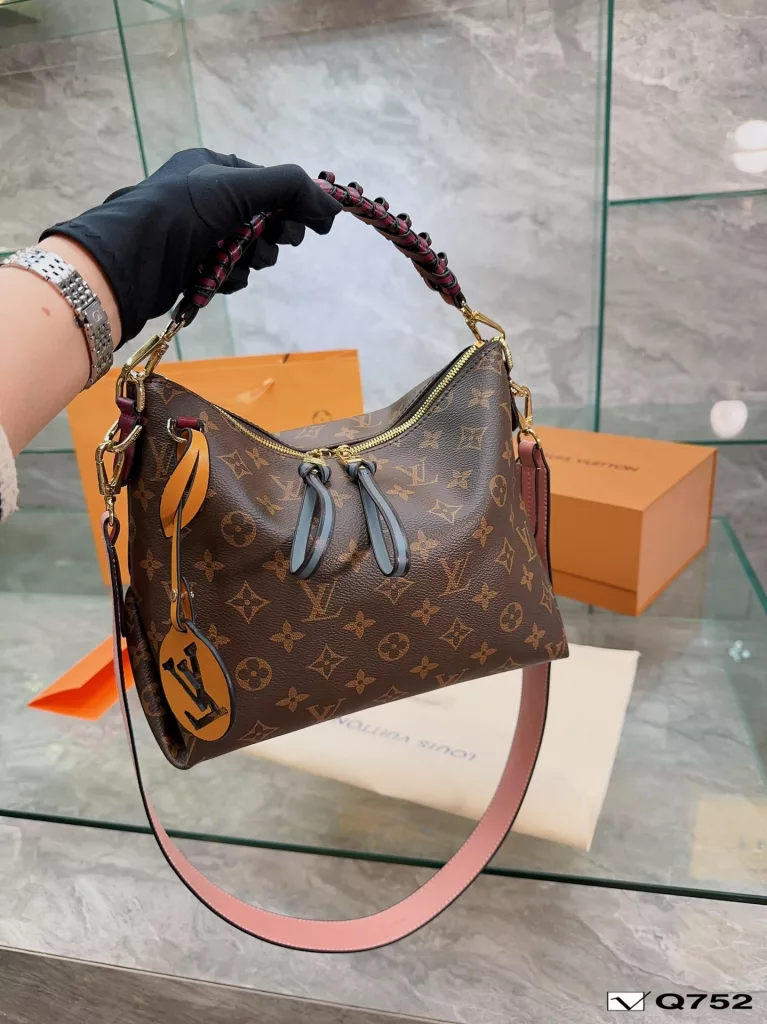 LV woven handbag shopping bag<br>Bohemian bag space need not say more<br>With casual fashion can be fashionable atmosphere of a<br>Suitable for tall girls. Size 26 22cm