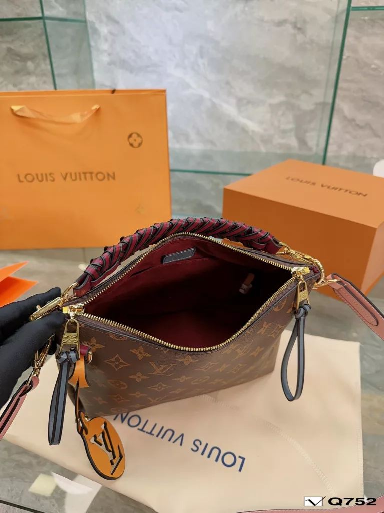 LV woven handbag shopping bag<br>Bohemian bag space need not say more<br>With casual fashion can be fashionable atmosphere of a<br>Suitable for tall girls. Size 26 22cm