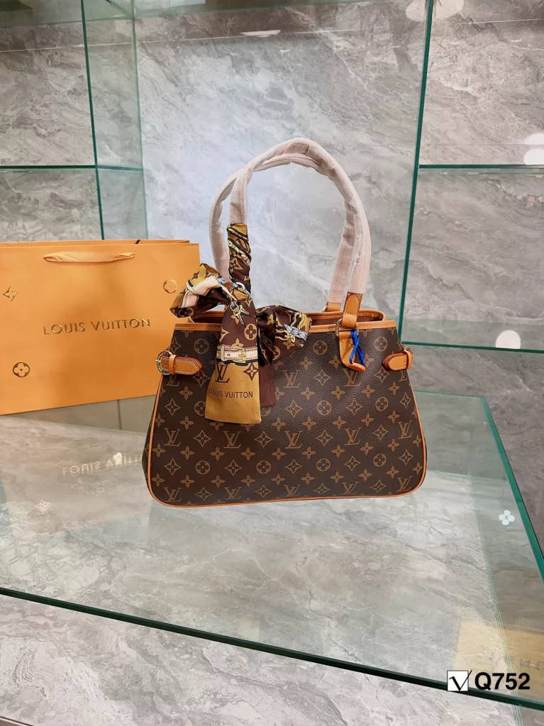 LV vintage bag, back. LV Manhattan gold vintage bag.<br>With the old flower highlighting the texture and quite fashionable,<br>The simple and casual is perfect for summer!<br>It is really a beautiful vintage !<br>Size 28 26cm