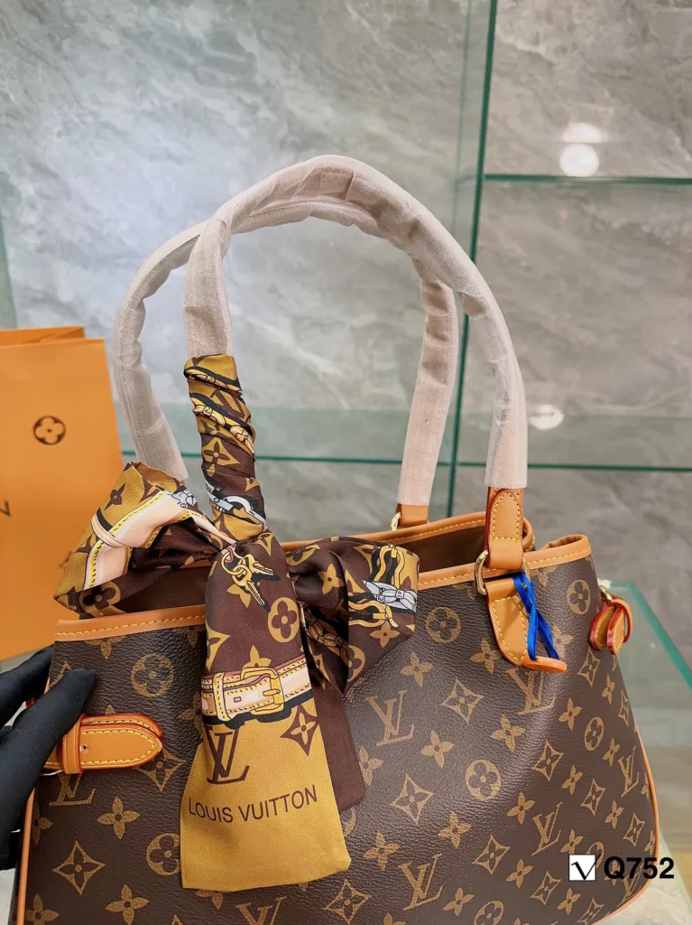 LV vintage bag, back. LV Manhattan gold vintage bag.<br>With the old flower highlighting the texture and quite fashionable,<br>The simple and casual is perfect for summer!<br>It is really a beautiful vintage !<br>Size 28 26cm