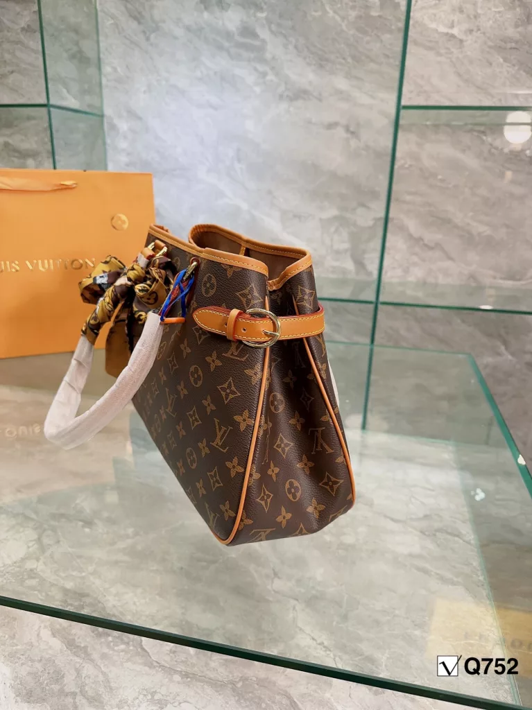 LV vintage bag, back. LV Manhattan gold vintage bag.<br>With the old flower highlighting the texture and quite fashionable,<br>The simple and casual is perfect for summer!<br>It is really a beautiful vintage !<br>Size 28 26cm