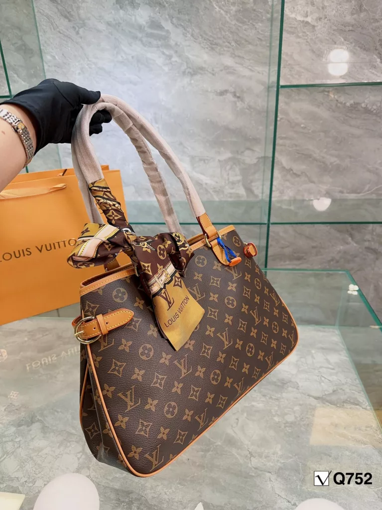 LV vintage bag, back. LV Manhattan gold vintage bag.<br>With the old flower highlighting the texture and quite fashionable,<br>The simple and casual is perfect for summer!<br>It is really a beautiful vintage !<br>Size 28 26cm