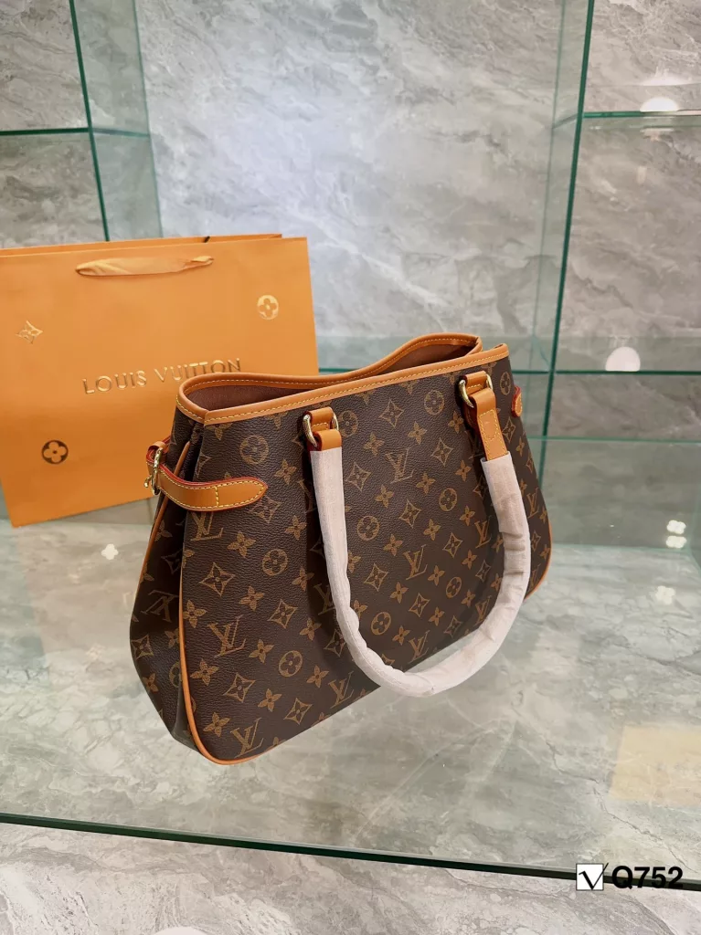 LV vintage bag, back. LV Manhattan gold vintage bag.<br>With the old flower highlighting the texture and quite fashionable,<br>The simple and casual is perfect for summer!<br>It is really a beautiful vintage !<br>Size 28 26cm