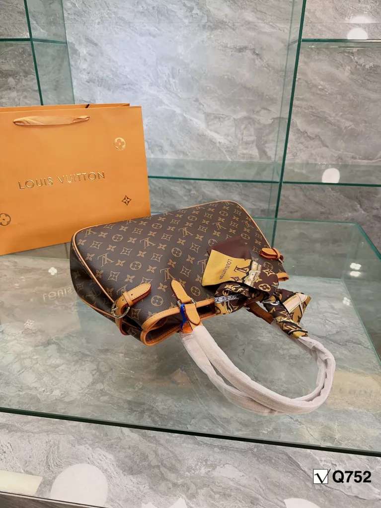 LV vintage bag, back. LV Manhattan gold vintage bag.<br>With the old flower highlighting the texture and quite fashionable,<br>The simple and casual is perfect for summer!<br>It is really a beautiful vintage !<br>Size 28 26cm