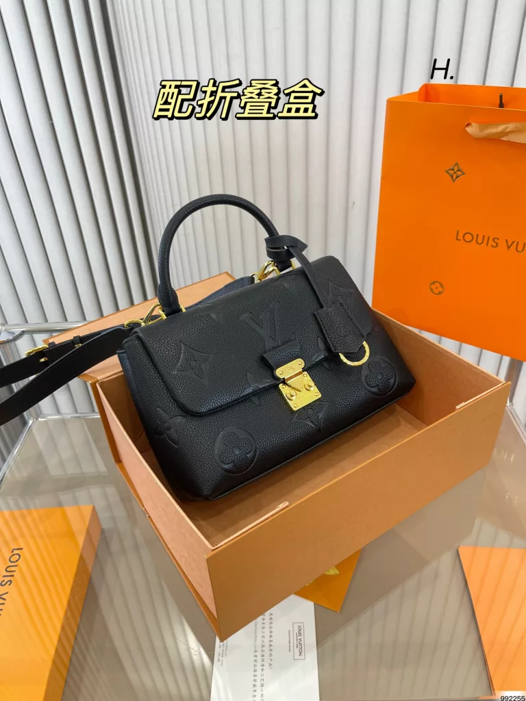 Classic and versatile Lv counter<br>Cost-effective version shipped ~<br>High quality and perfect details<br>With shoulder strap can be crossbody ~ ⚡<br>leather soft to no friend<br>Size: 24 15