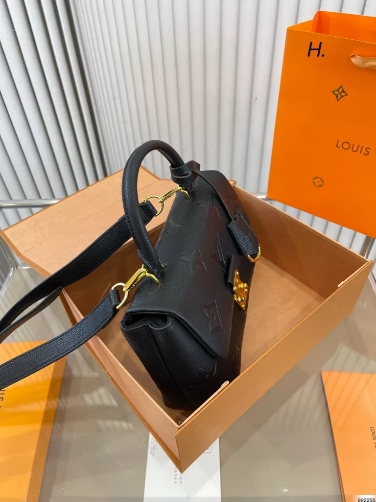 Classic and versatile Lv counter<br>Cost-effective version shipped ~<br>High quality and perfect details<br>With shoulder strap can be crossbody ~ ⚡<br>leather soft to no friend<br>Size: 24 15