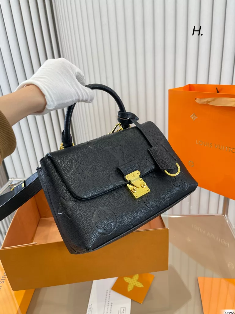 Classic and versatile Lv counter<br>Cost-effective version shipped ~<br>High quality and perfect details<br>With shoulder strap can be crossbody ~ ⚡<br>leather soft to no friend<br>Size: 24 15