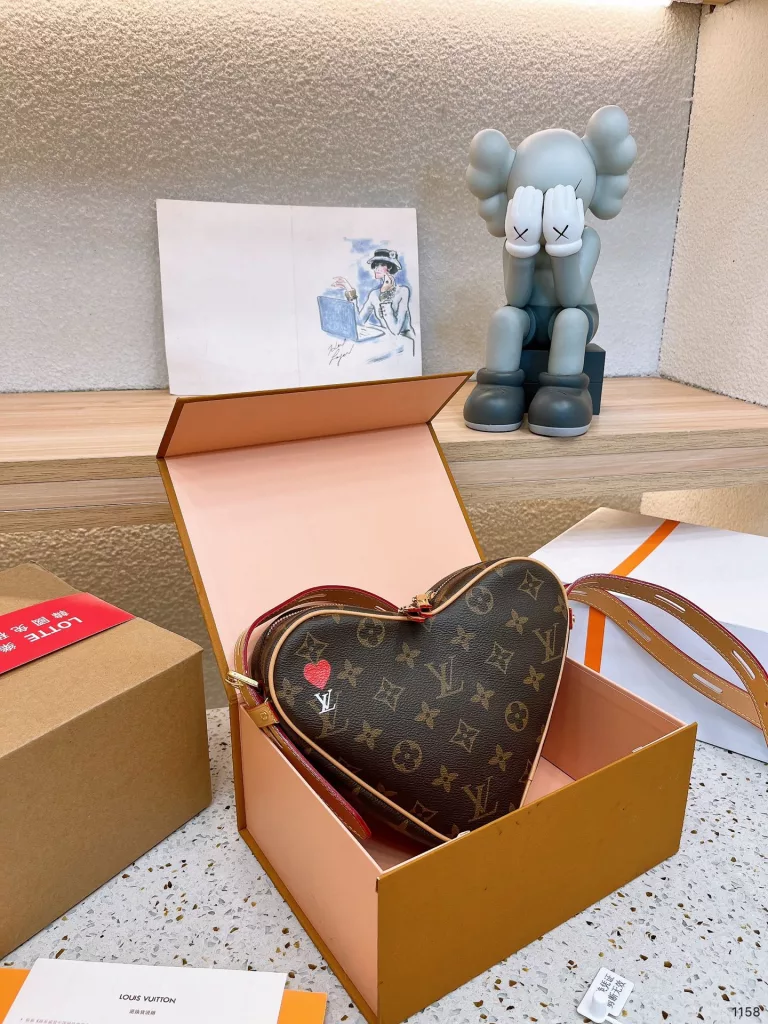 Lv Valentine's Day limited edition! This bag really poked me love heart shape oblique above and love ♥ and logo Tanabata is coming this is really suitable for Tanabata gift body or with the more classic lv old flower more wear-resistant with the baby should know with tree cream color change leather this year in the ancient more popular so the ingredients with darker color change leather on the body effect is very good Tanabata is coming do not know what gift to give your girlfriend come! Size 20cm