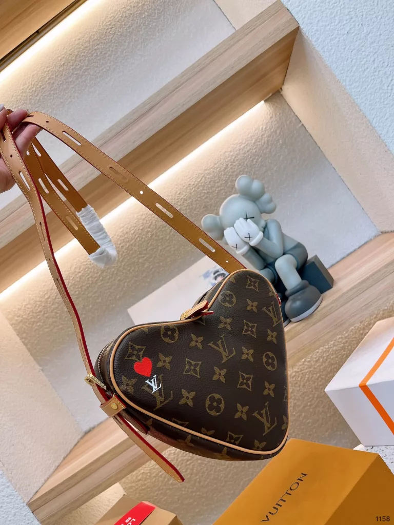 Lv Valentine's Day limited edition! This bag really poked me love heart shape oblique above and love ♥ and logo Tanabata is coming this is really suitable for Tanabata gift body or with the more classic lv old flower more wear-resistant with the baby should know with tree cream color change leather this year in the ancient more popular so the ingredients with darker color change leather on the body effect is very good Tanabata is coming do not know what gift to give your girlfriend come! Size 20cm