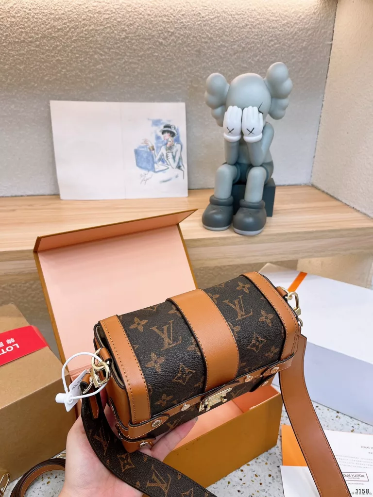 Lv small box shoulder crossbody models with a long shoulder strap This bag is really simple 😍 The more you look at the better the capacity is very touching easily loaded with the daily carry-on items This bag really want to take advantage of everyone is simply with the magic weapon Size: 18 13