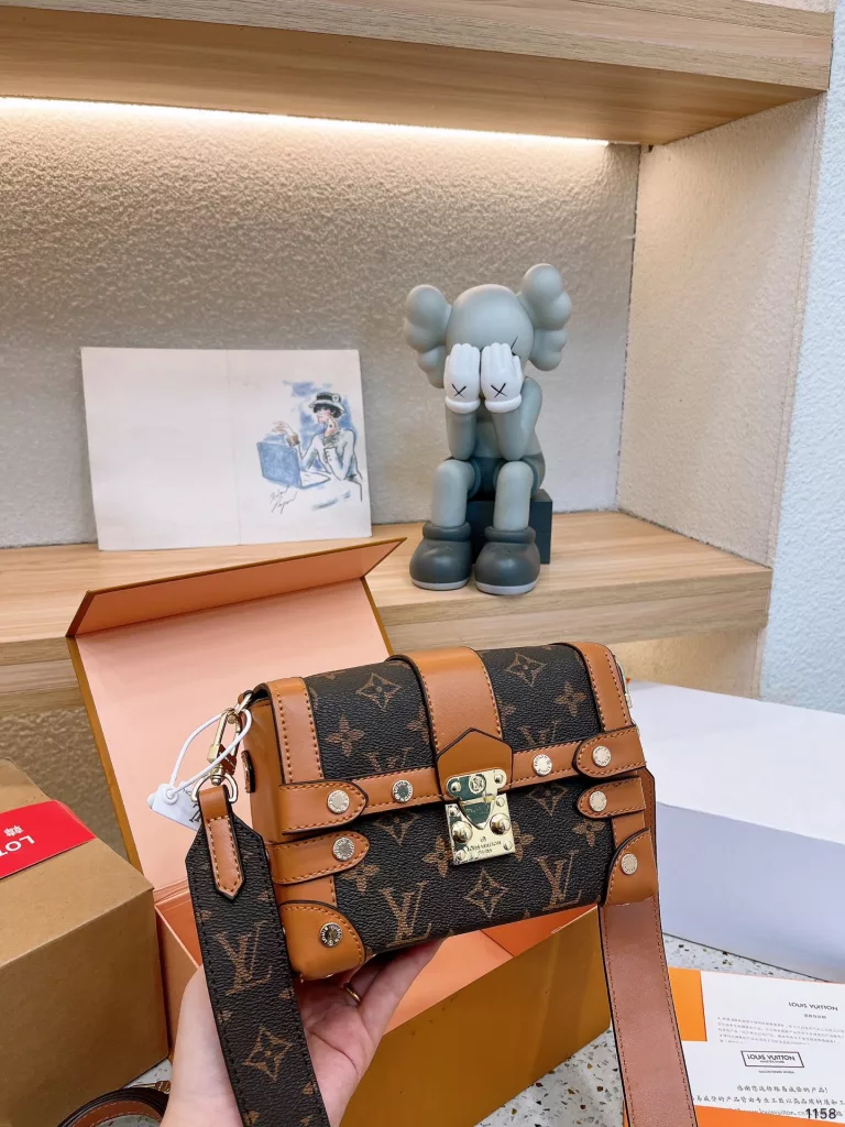 Lv small box shoulder crossbody models with a long shoulder strap This bag is really simple 😍 The more you look at the better the capacity is very touching easily loaded with the daily carry-on items This bag really want to take advantage of everyone is simply with the magic weapon Size: 18 13