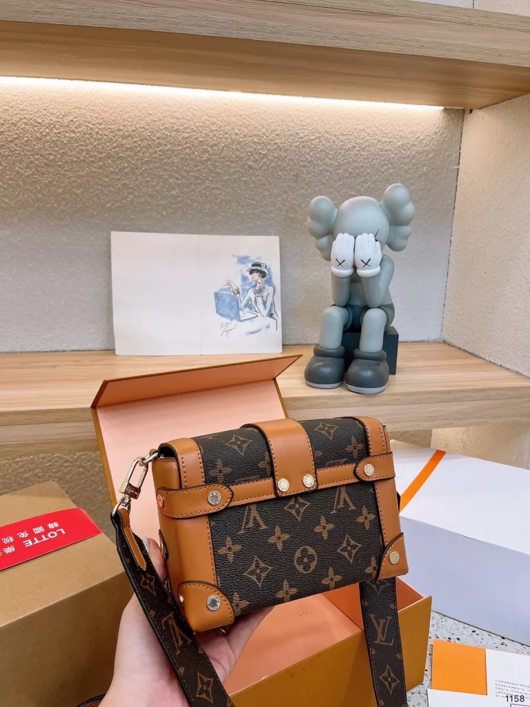 Lv small box shoulder crossbody models with a long shoulder strap This bag is really simple 😍 The more you look at the better the capacity is very touching easily loaded with the daily carry-on items This bag really want to take advantage of everyone is simply with the magic weapon Size: 18 13