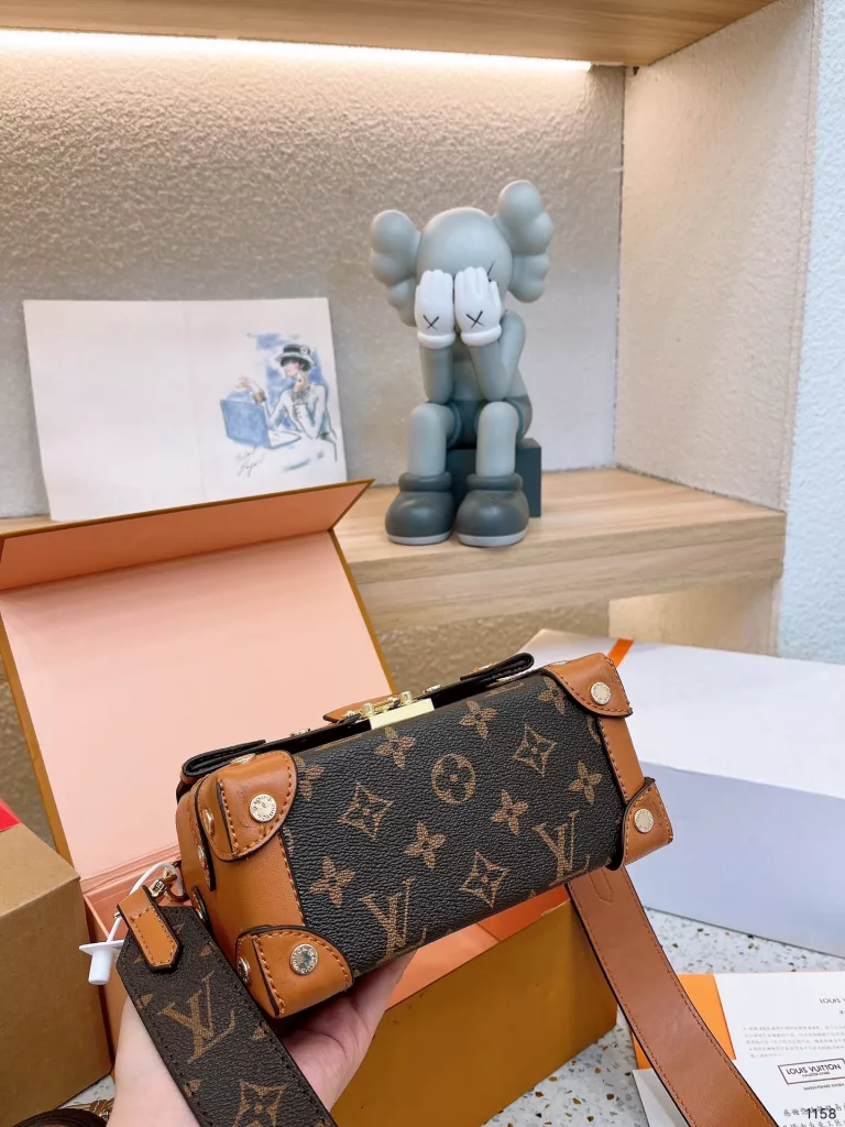 Lv small box shoulder crossbody models with a long shoulder strap This bag is really simple 😍 The more you look at the better the capacity is very touching easily loaded with the daily carry-on items This bag really want to take advantage of everyone is simply with the magic weapon Size: 18 13