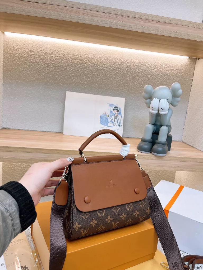 Lv new shipments 💓 super versatile handbag, handheld shoulder back crossbody super practical, Department of sports and fashion can be super large capacity Size : 22 17