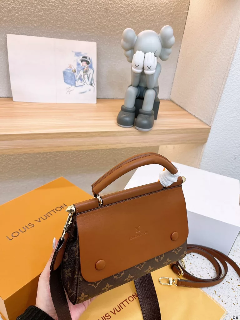 Lv new shipments 💓 super versatile handbag, handheld shoulder back crossbody super practical, Department of sports and fashion can be super large capacity Size : 22 17