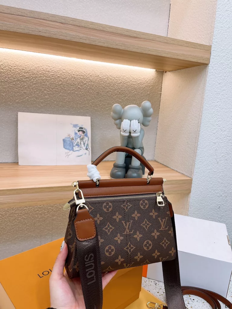 Lv new shipments 💓 super versatile handbag, handheld shoulder back crossbody super practical, Department of sports and fashion can be super large capacity Size : 22 17