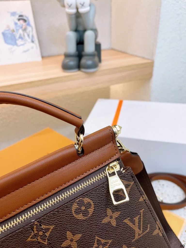 Lv new shipments 💓 super versatile handbag, handheld shoulder back crossbody super practical, Department of sports and fashion can be super large capacity Size : 22 17