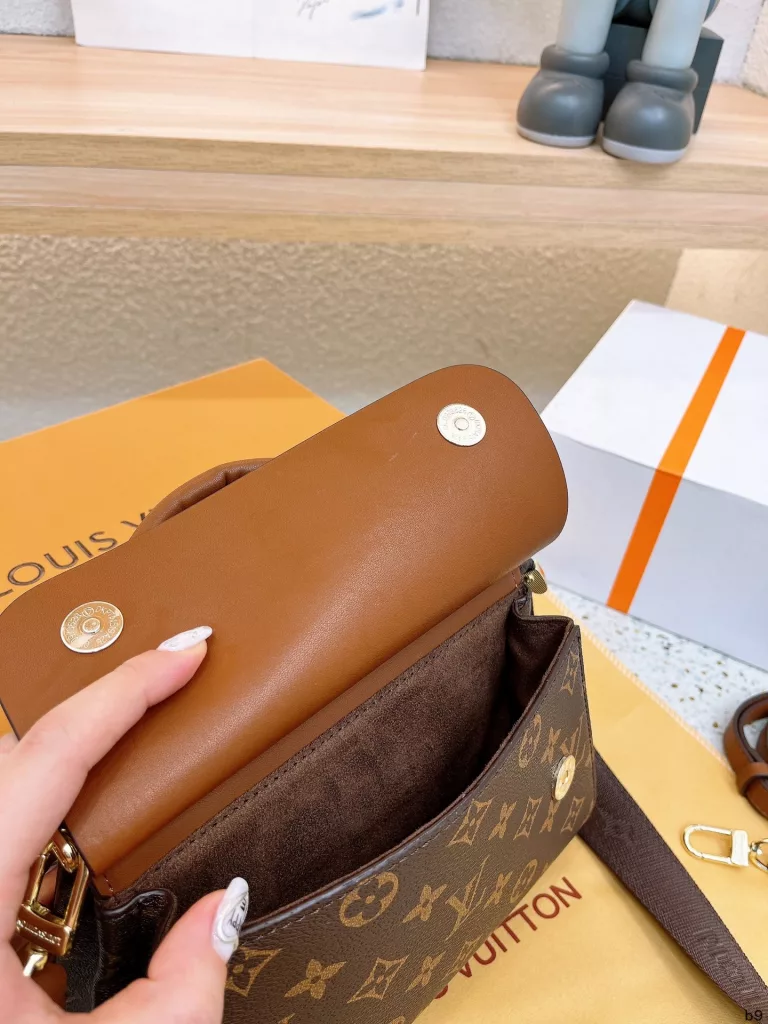 Lv new shipments 💓 super versatile handbag, handheld shoulder back crossbody super practical, Department of sports and fashion can be super large capacity Size : 22 17