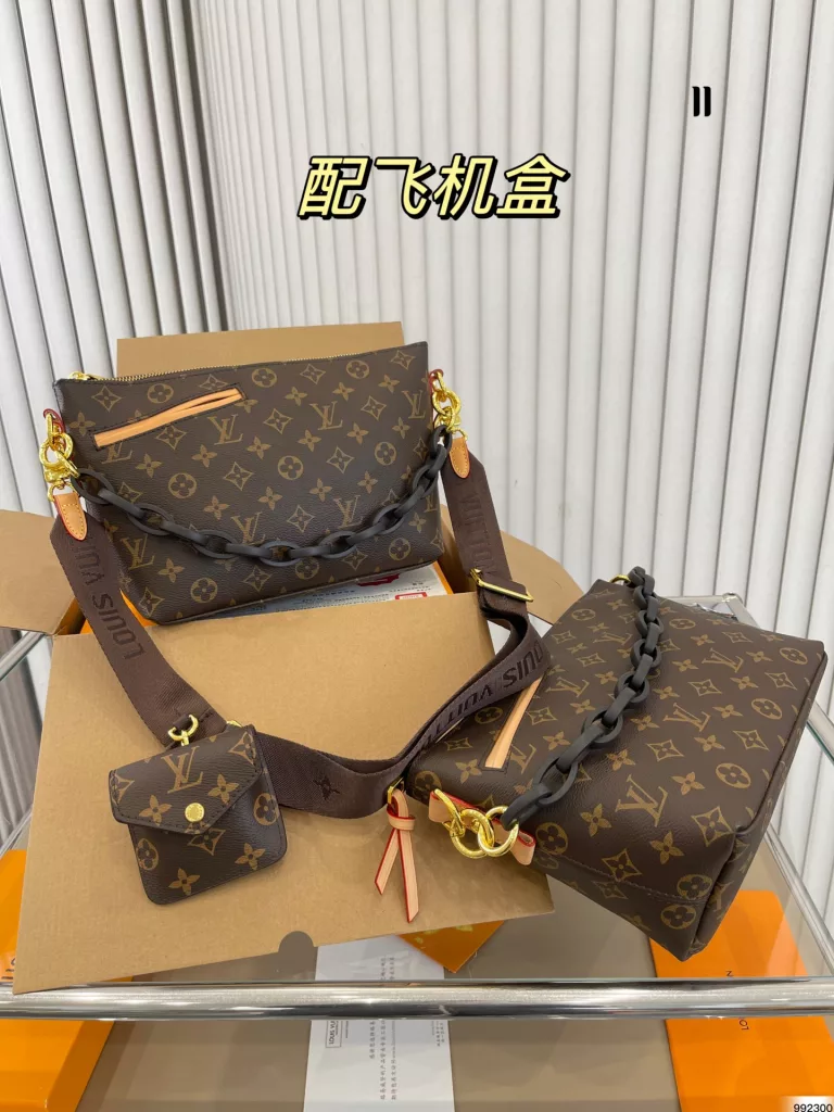 LV Retro crossbody bag<br>The design has a retro value<br>Good-looking and versatile casual and elegant<br>Simply beautiful<br>Size: 24 18