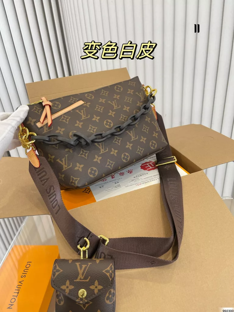 LV Retro crossbody bag<br>The design has a retro value<br>Good-looking and versatile casual and elegant<br>Simply beautiful<br>Size: 24 18