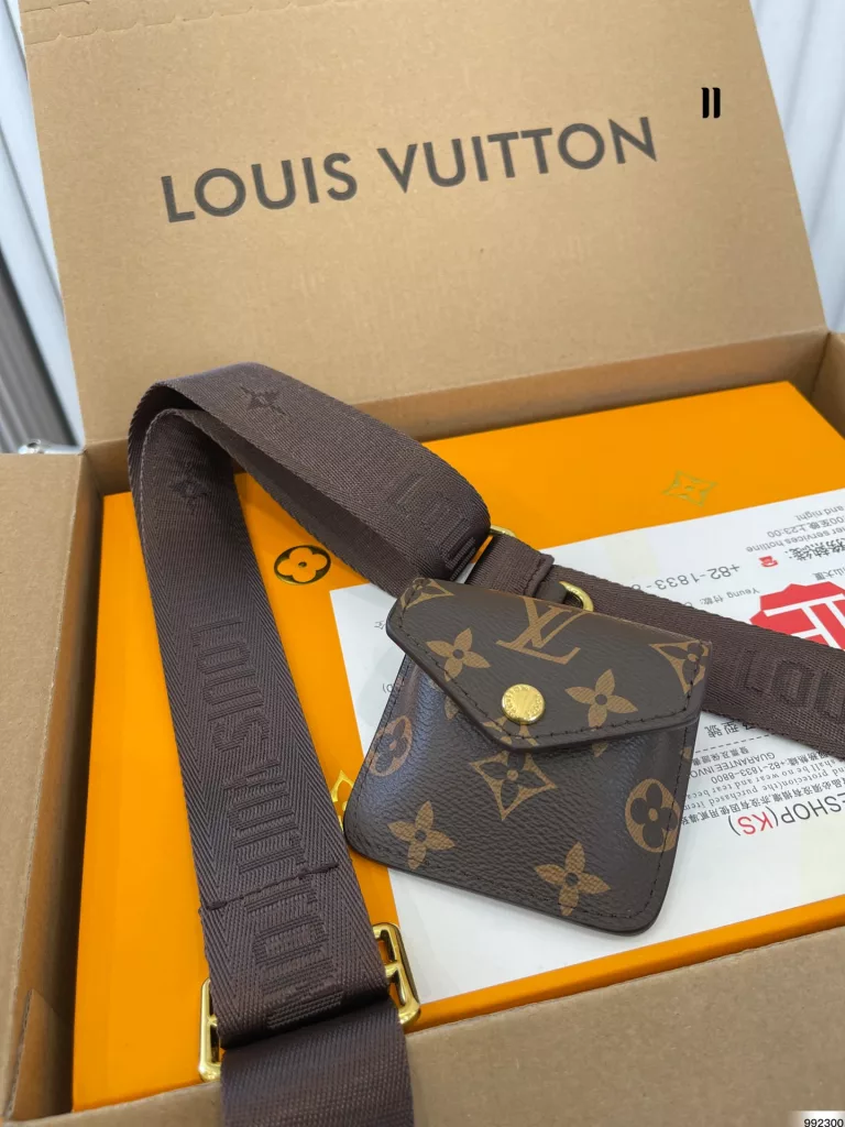 LV Retro crossbody bag<br>The design has a retro value<br>Good-looking and versatile casual and elegant<br>Simply beautiful<br>Size: 24 18