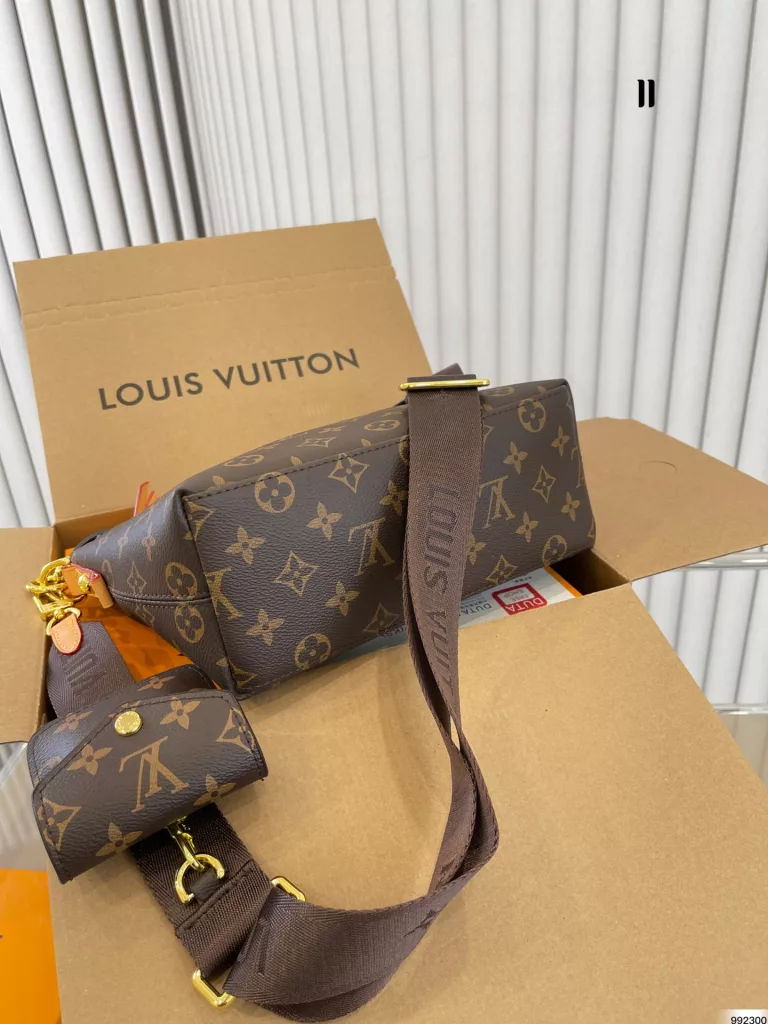 LV Retro crossbody bag<br>The design has a retro value<br>Good-looking and versatile casual and elegant<br>Simply beautiful<br>Size: 24 18