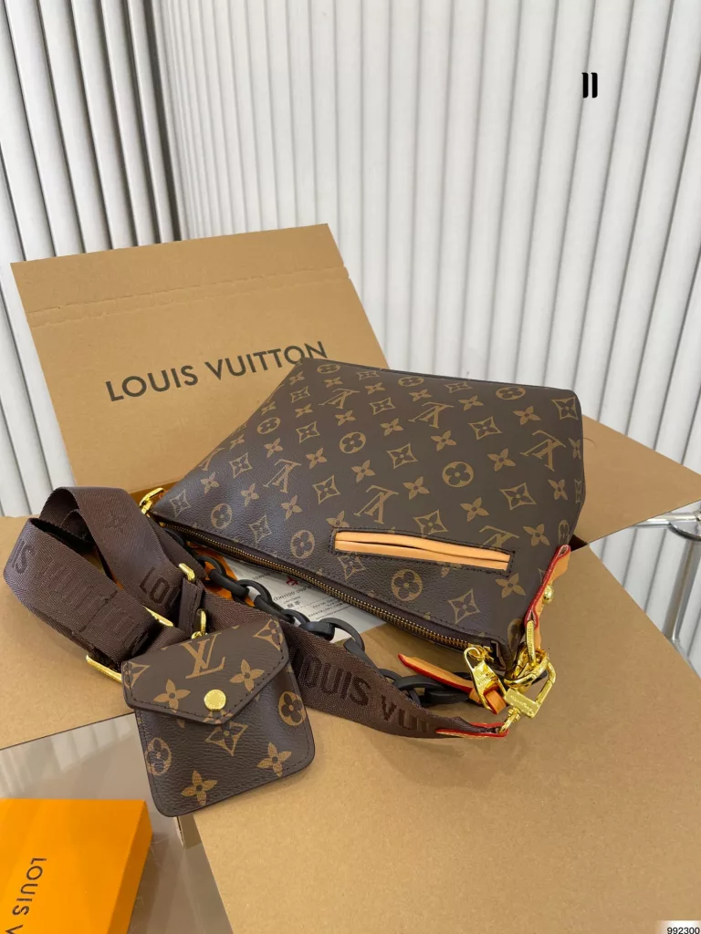 LV Retro crossbody bag<br>The design has a retro value<br>Good-looking and versatile casual and elegant<br>Simply beautiful<br>Size: 24 18